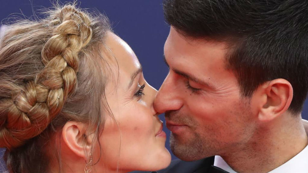 Djokovic y su mujer, Jelena, se besan en la alfombra roja de los...