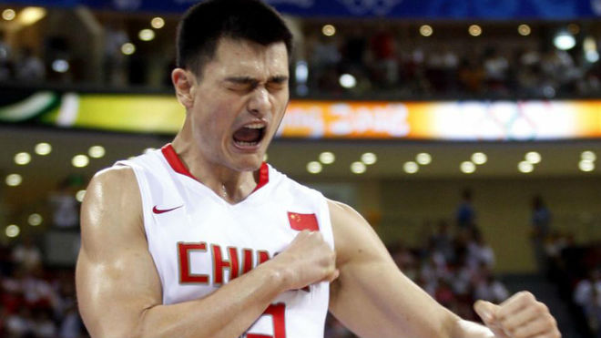 Yao Ming celebrando una victoria con la seleccin de China