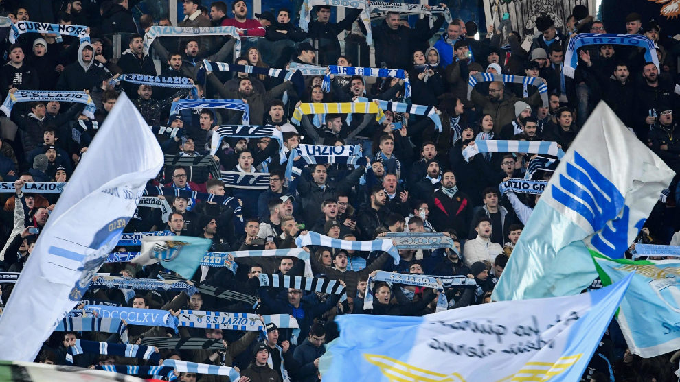 Aficionados de la Lazio animan en un partido.