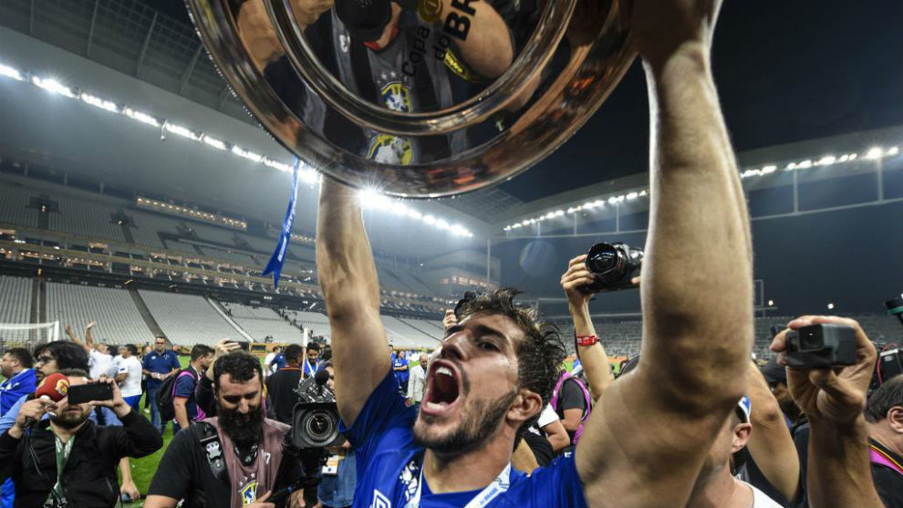 Lucas Silva, con el trofeo de la Copa de Brasil que gan con Cruzeiro...