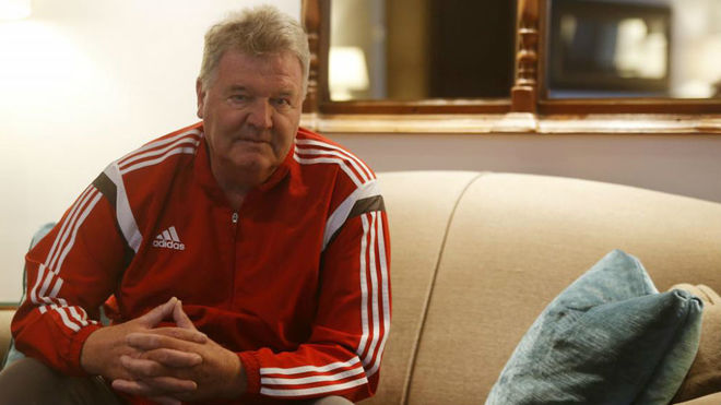 John Toshack posing during an interview with MARCA
