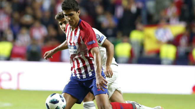 Rodrigo protecting the ball from Marco Asensio.