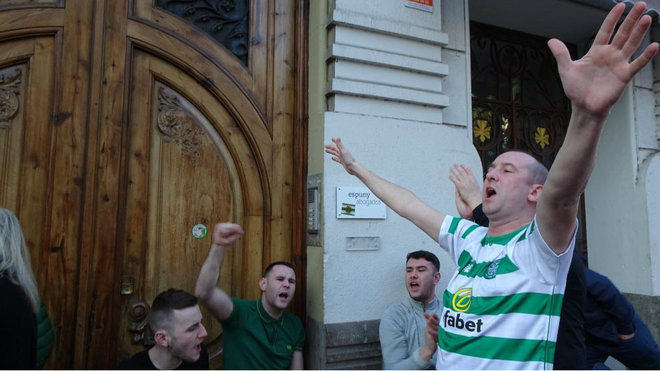 Hinchas del Celtic cantan en las calles de Valencia.