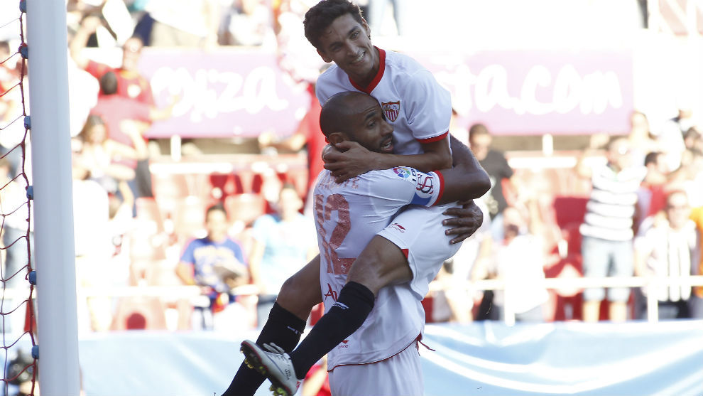 Jess Navas (33) y Kanout (41) se abrazan tras marcar un gol con el Sevilla.