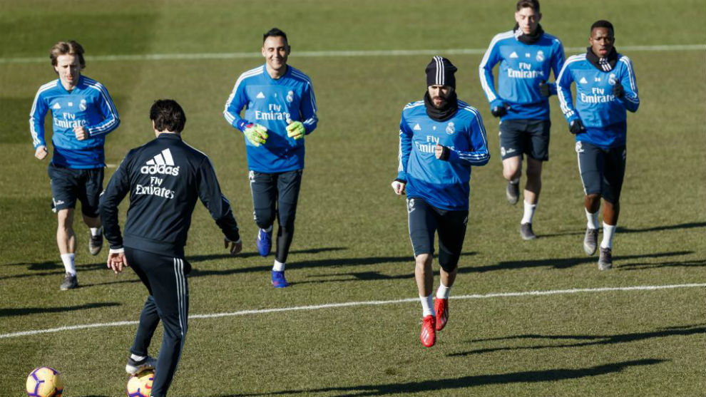 Jugadores del Real Madrid haciendo carrera continua en Valdebebas.