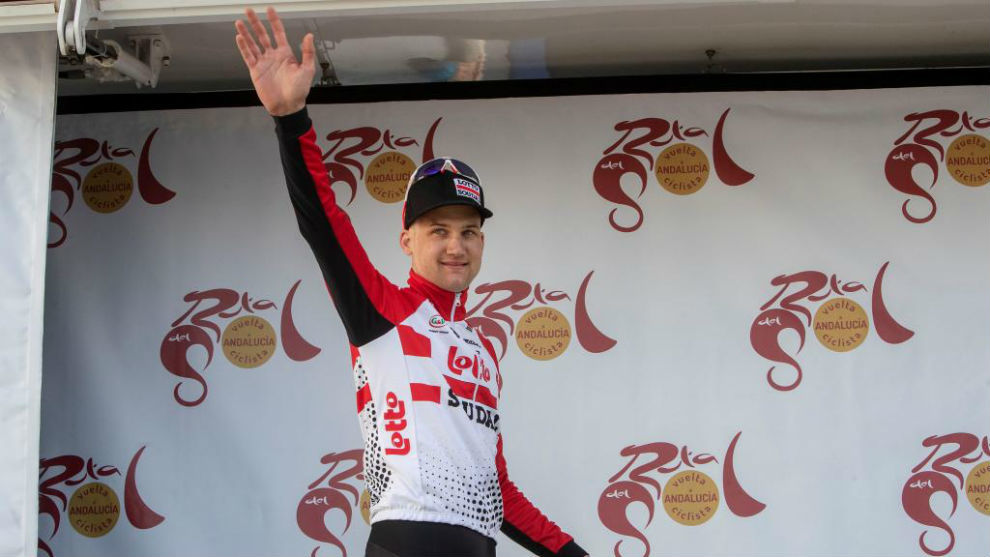 Tim Wellens saluda al pblico tras ganar una etapa de la Vuelta a...