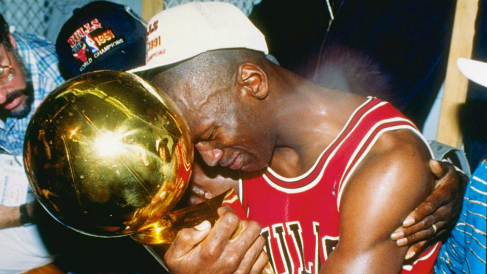 Michael Jordan abraza el trofeo de campen de la NBA.