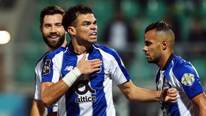 Pepe celebra el primer gol del Oporto ante el Tondela.
