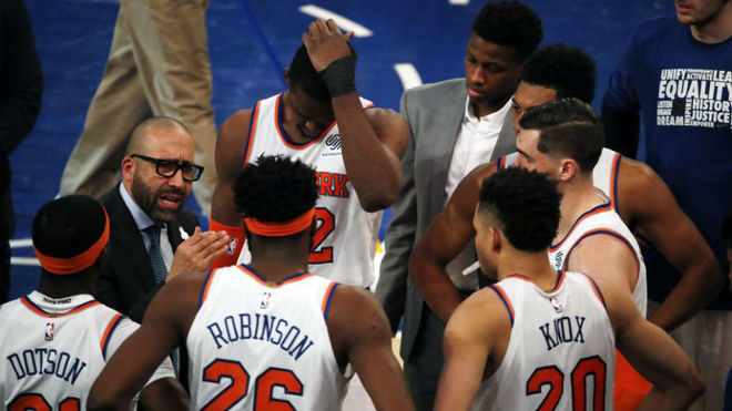 Los jugadores de los New York Knicks durante un tiempo muerto