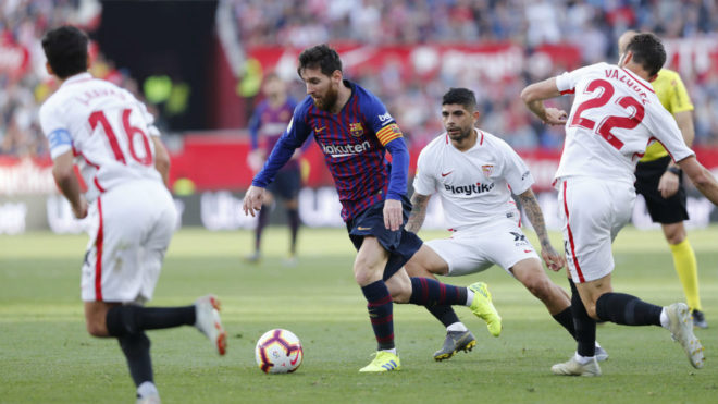 Banega, Navas y Mudo tratan de detener a Messi.