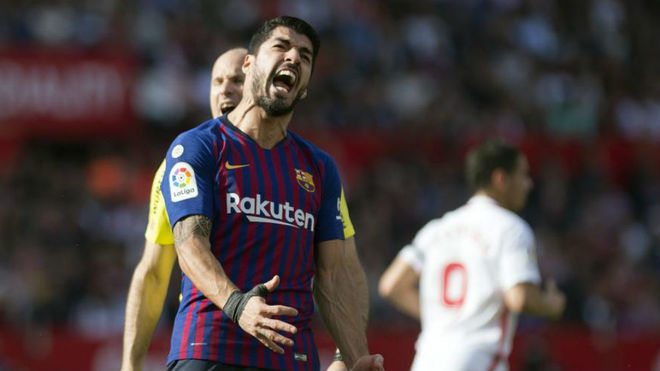 Luis Suarez shows frustration against Sevilla.