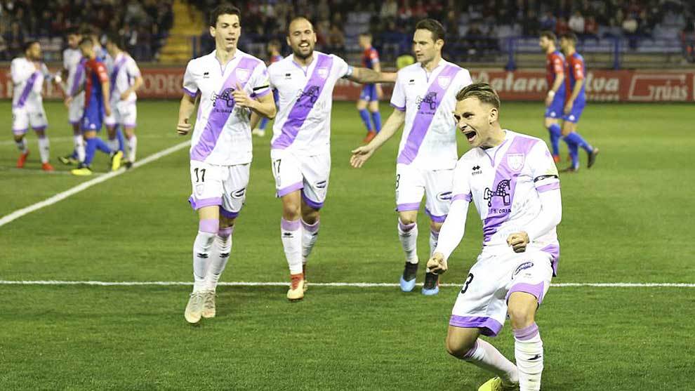 Fran Villalba celebra el gol del triunfo soriano en Almendralejo
