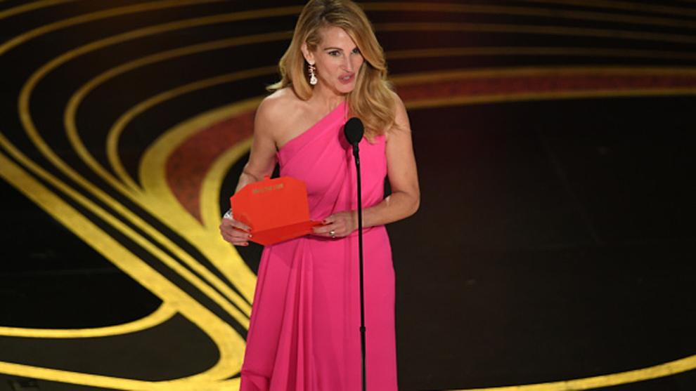 Julia Roberts presentando el premio a Mejor Pelcula para &apos;Green...