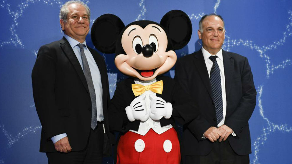 El presidente de LaLiga, Javier Tebas, posa junto a Mickey y al...