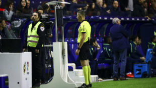 Iglesias Villanueva revisa el vdeo durante el partido entre Real...