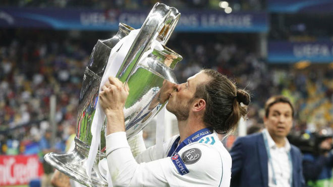 Bale kissing the Champions League after winning in Kiev.