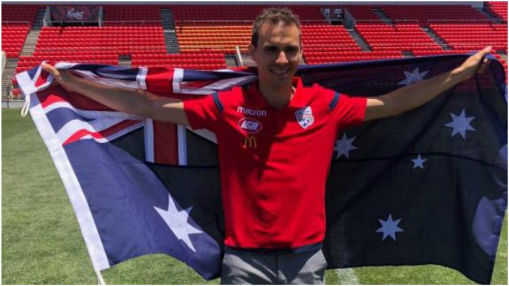Isaas Snchez posa con la bandera australiana.