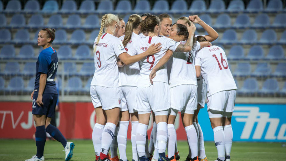 Las jugadoras de la seleccin noruega celebran un gol en la fase de...