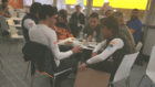 Fernando Alonso habla con Carlos Sainz.