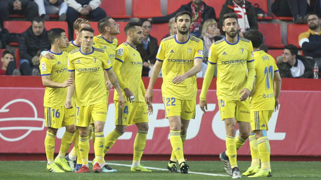Los jugadores del Cdiz celebran un gol en Tarragona.
