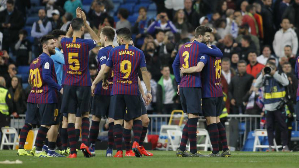 Los jugadores del Barcelona saludan tras su triunfo en el Santiago...
