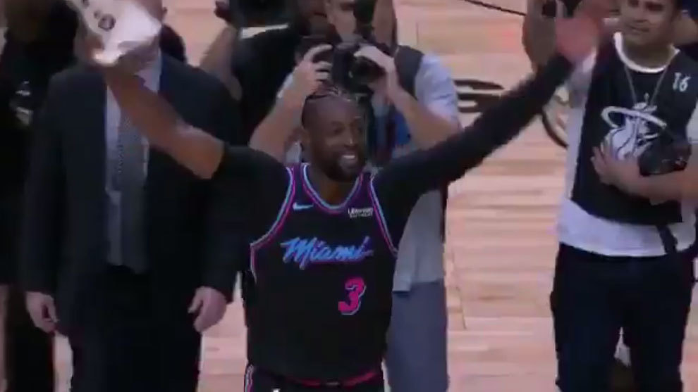 Wade celebra su canasta ganadora con la grada de Miami