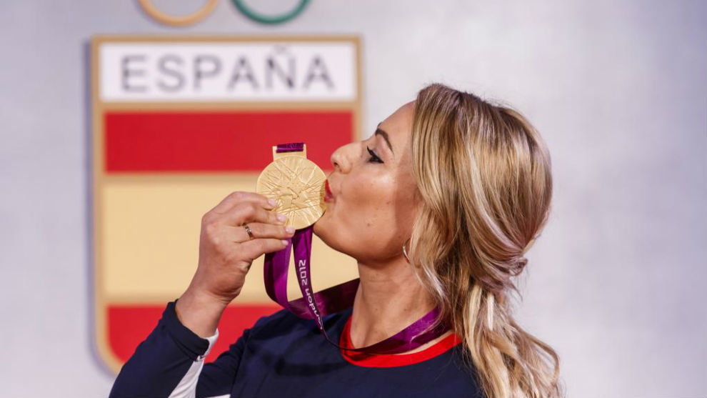 Lydia Valentn besa su medalla de oro en Londres 2012.