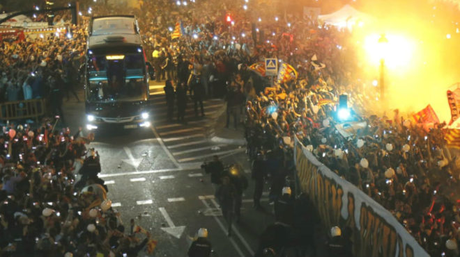Image of the Valencia bus coming into the stadium.