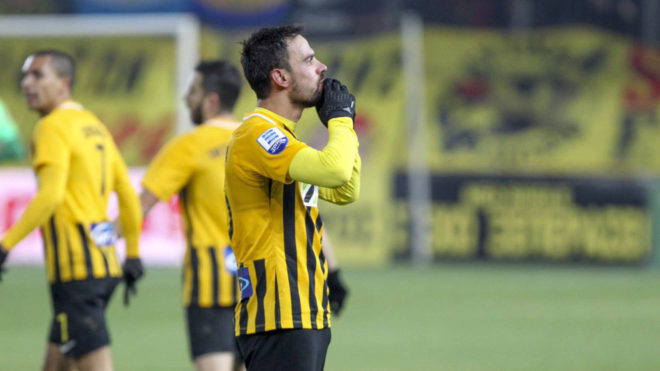 Matilla celebra un gol con el Aris.