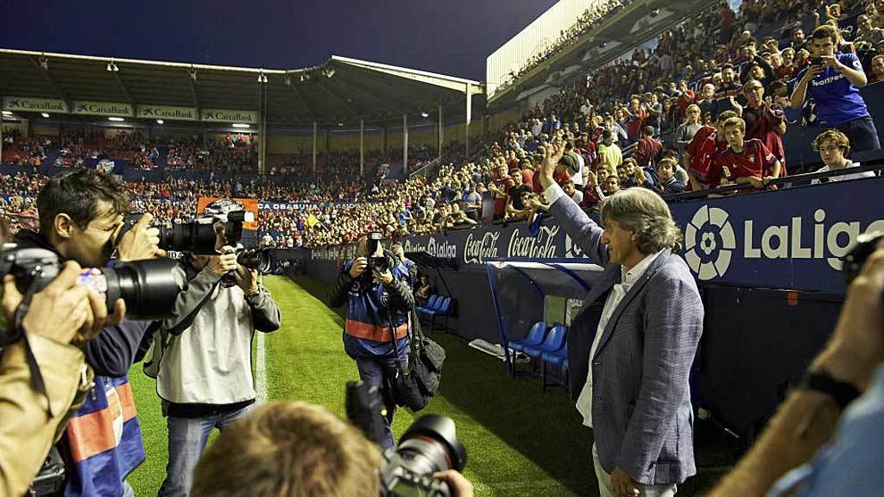 Enrique Martn saluda a la aficin rojilla antes del partido con el...