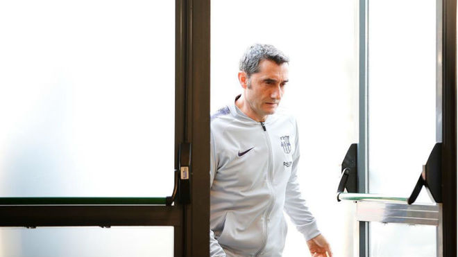 Ernesto Valverde entering the press room
