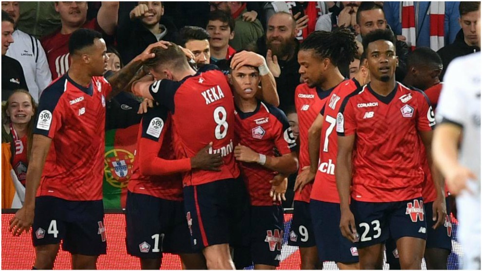 Los jugadores del Lille celebran su gol al Dijon.