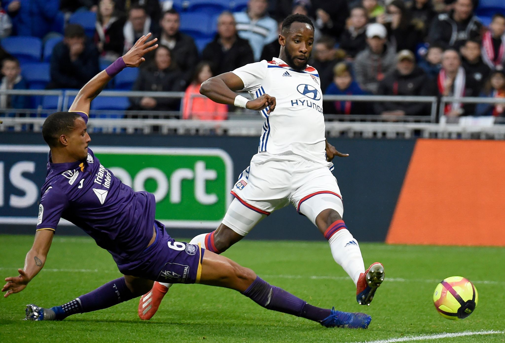 Toulouses French defender Christopher Jullien (L) vies with Lyons French forward <HIT>Moussa</HIT><HIT>Dembele</HIT> during the French L1 football match Lyon vs Toulouse, on March 3, 2019 at the Groupama stadium in Decines-Charpieu near Lyon, southeastern France. (Photo by JEAN-PHILIPPE KSIAZEK / AFP)