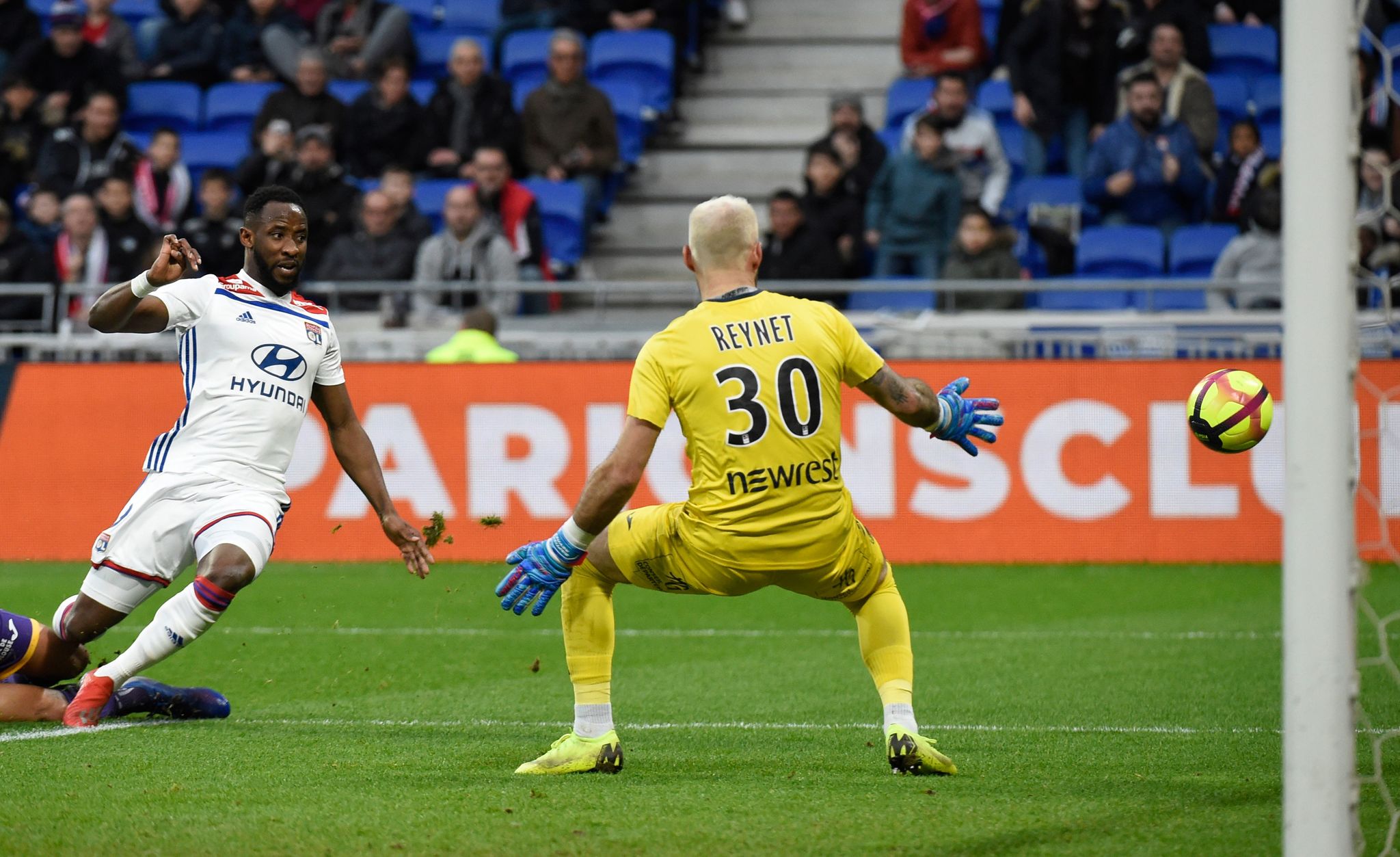 Lyons French forward Moussa <HIT>Dembele</HIT> (L) kicks the ball during the French L1 football match Lyon vs Toulouse, on March 3, 2019 at the Groupama stadium in Decines-Charpieu near Lyon, southeastern France. (Photo by JEAN-PHILIPPE KSIAZEK / AFP)