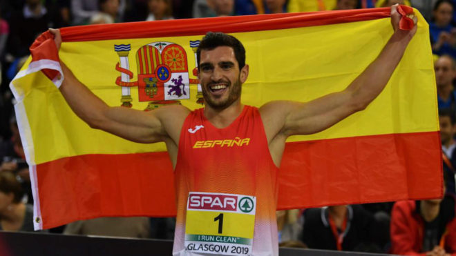 Jorge Urea luce la bandera espaola tras su gran triunfo en el...