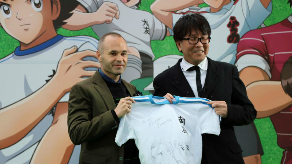 Iniesta posa junto a Yoichi Takahashi con la camiseta de le regal.