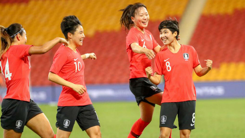 Las jugadoras de la seleccin surcoreana celebran un gol en la Copa...