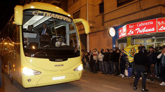 La plantilla del Villarreal, llegando al estadio en un partido del...