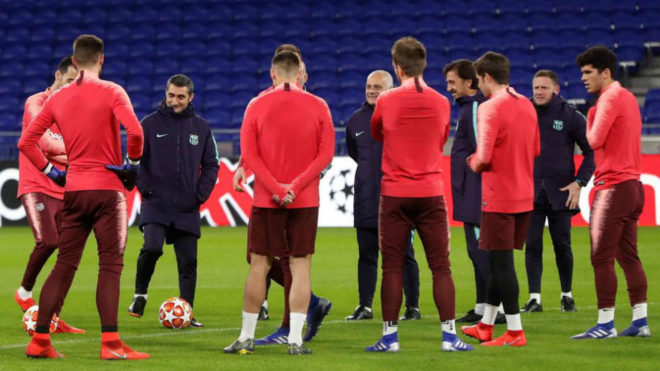 Ernesto Valverde alongside various players in a training session.