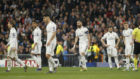 Los jugadores del Madrid lamentando la derrota ante el Ajax.