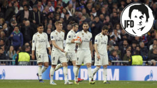 Los jugadores del Real Madrid, tras recibir un gol
