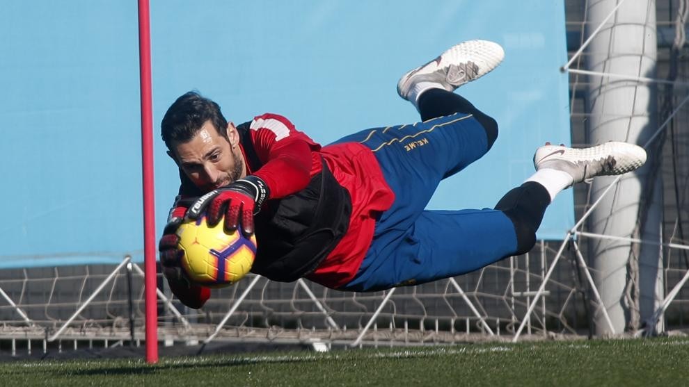 Diego Lpez during a training session.