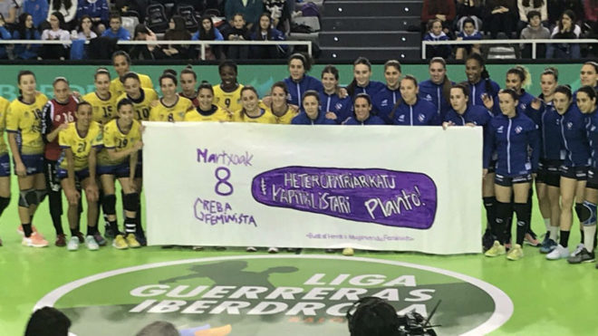 Las jugadoras del Bera Bera y Remudas apoyando la huelga por la mujer...