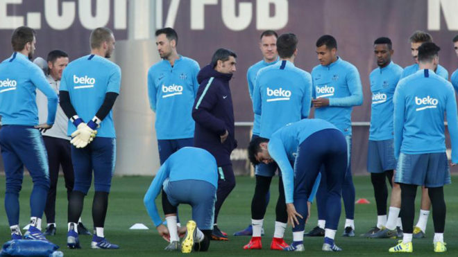 Valverde habla con sus jugadores durante el entrenamiento.