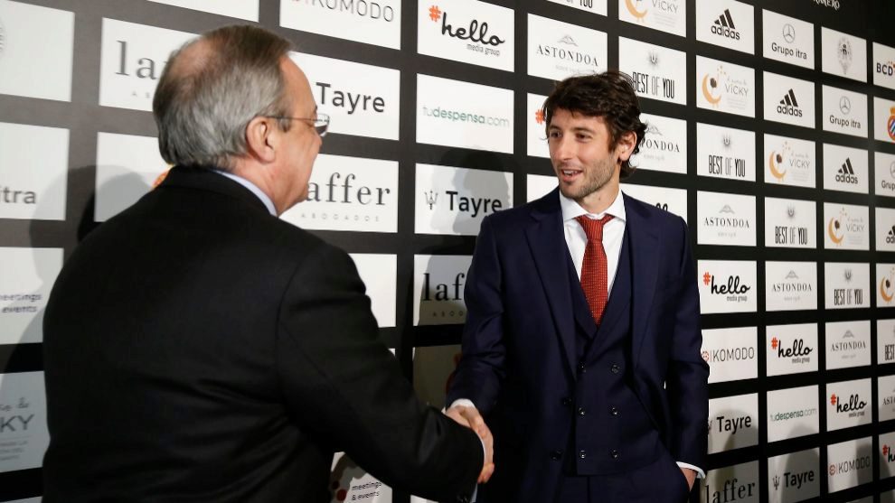 Esteban Granero shaking hands with Florentino Prez.