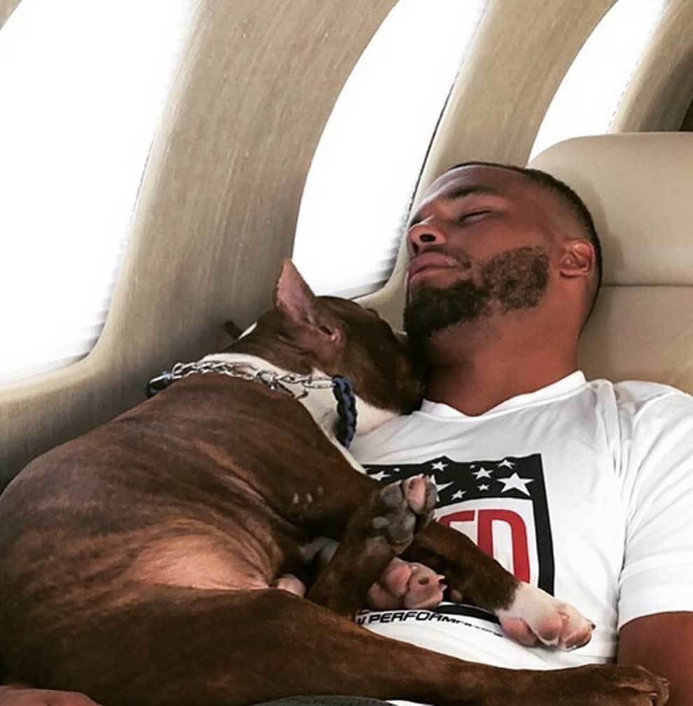 Dak Prescott, jugador de los Dallas Cowboys, durmiendo con su perro