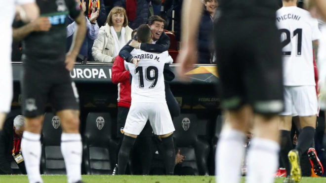 Rodrigo abraza a Marcelino tras marcar el primer gol del Valencia al...