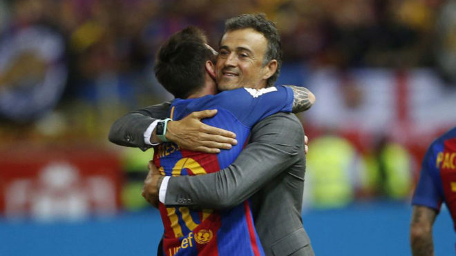 Luis Enrique abraza a Messi.