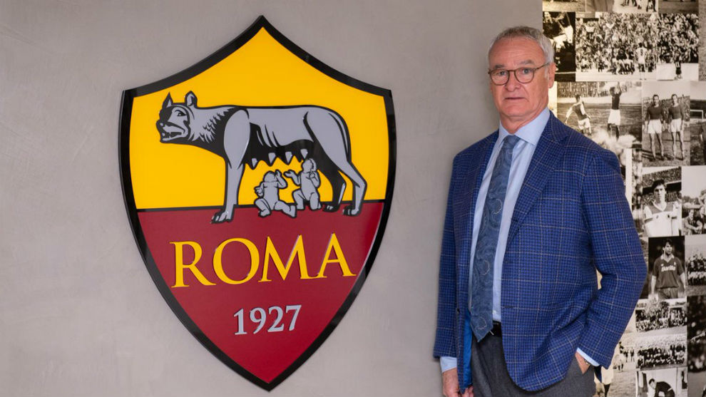 Ranieri posa con el escudo de la Roma.