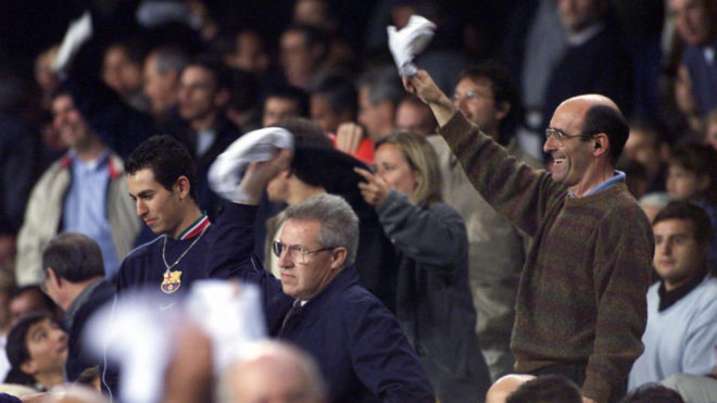 Aficionados del Bara sacan pauelos tras la derrota en el Camp Nou...